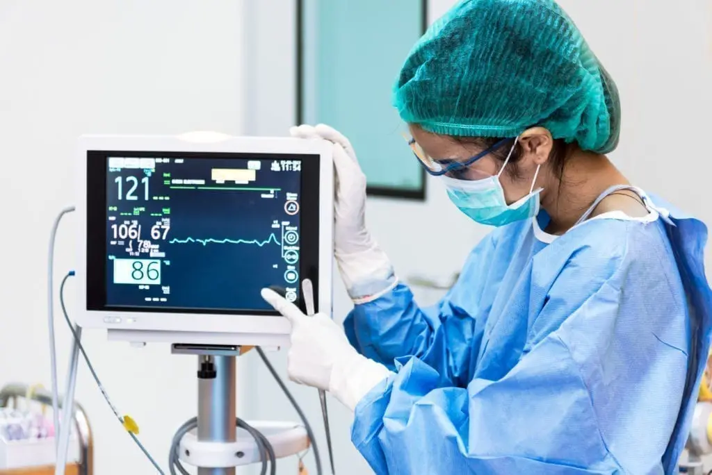 medecin analysant ECG