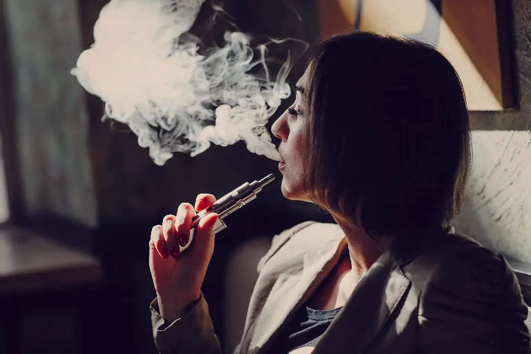 femme qui fume