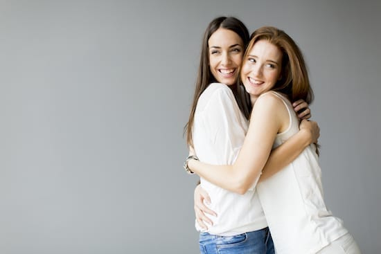 amies femmes qui s'entraident
