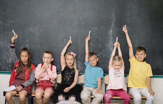 enfants devant tableau noir école