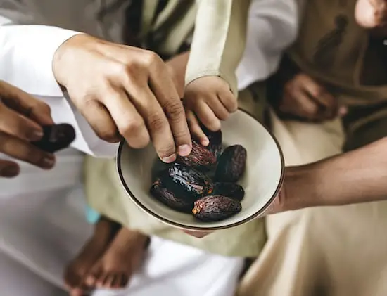 famille partageant des dattes au ramadan