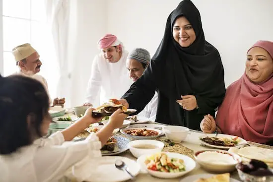 famille qui mange pendant le ramadan