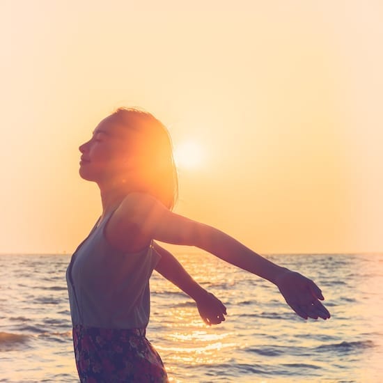 femme qui médite à la plage