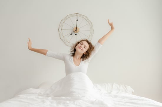 femme qui se détend dans son lit