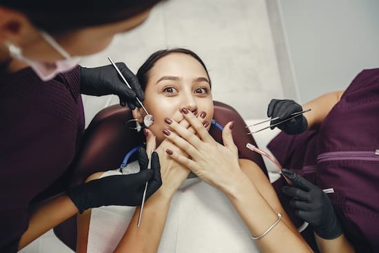 femme qui sourit chez le dentiste