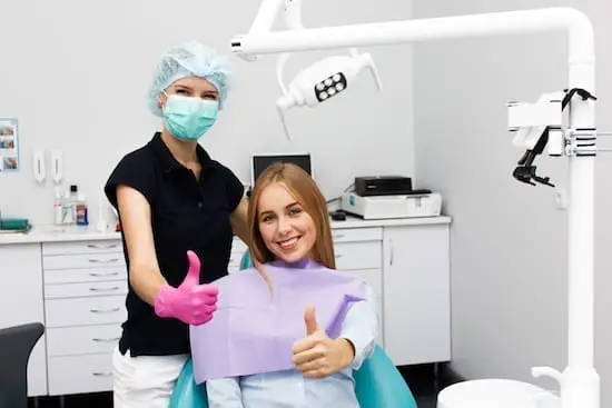 femme souriante chez le dentiste