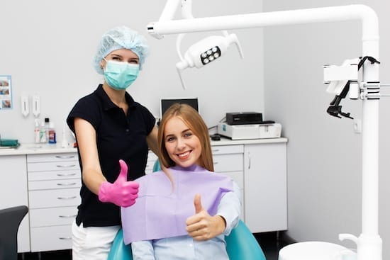 femme souriante chez le dentiste