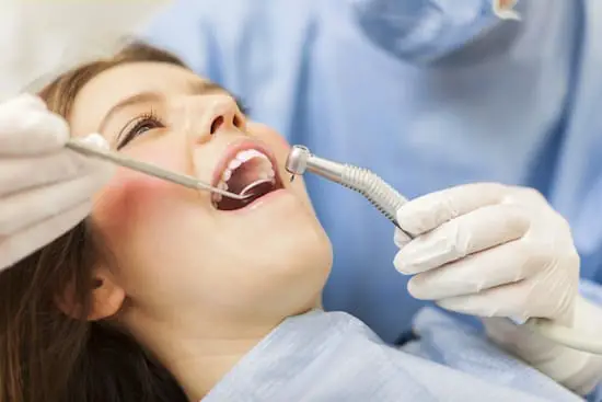 femme chez le dentiste