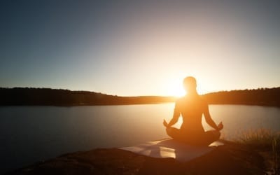 méditation au bord d'un lac