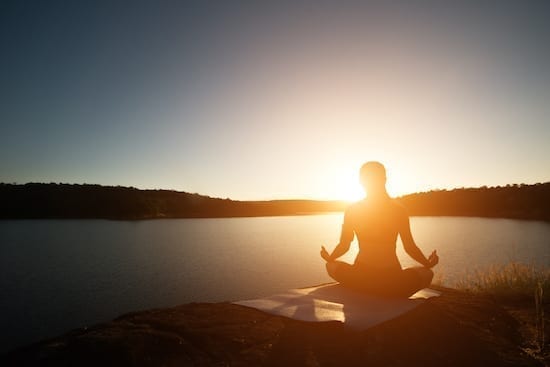 méditation au bord d'un lac