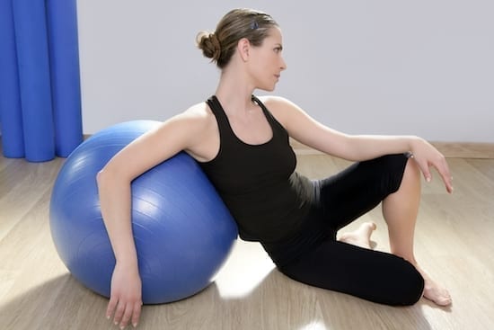 femme faisant du pilate avec un ballon