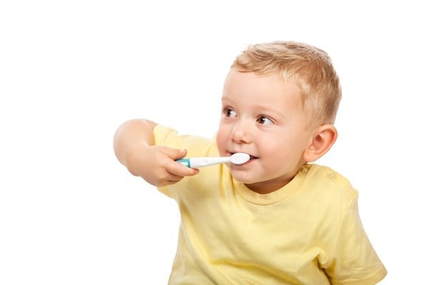 bébé se brossant les dents