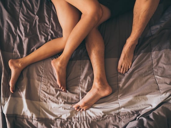 couple au lit après sexe