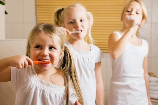 plusieurs enfants se brossant les dents