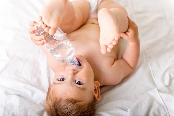 bébé boit de l'eau